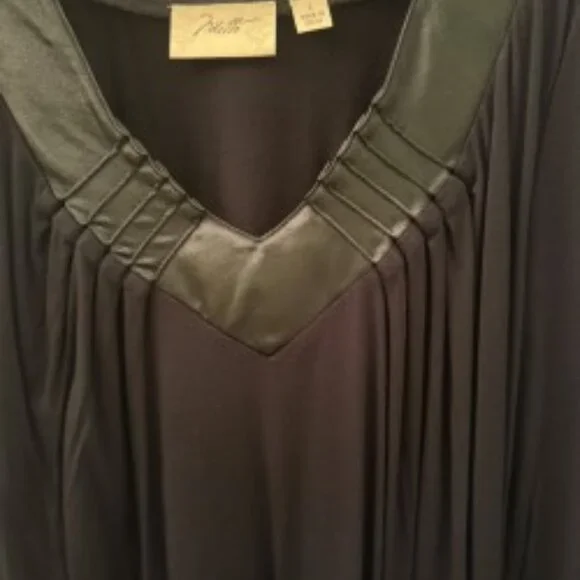 Woman's Top - Picture 2 of 6